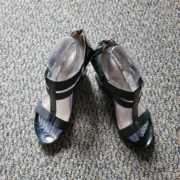 Black Kenneth Cole Strappy Sandals Size 7.5 - Picture 3 of 12